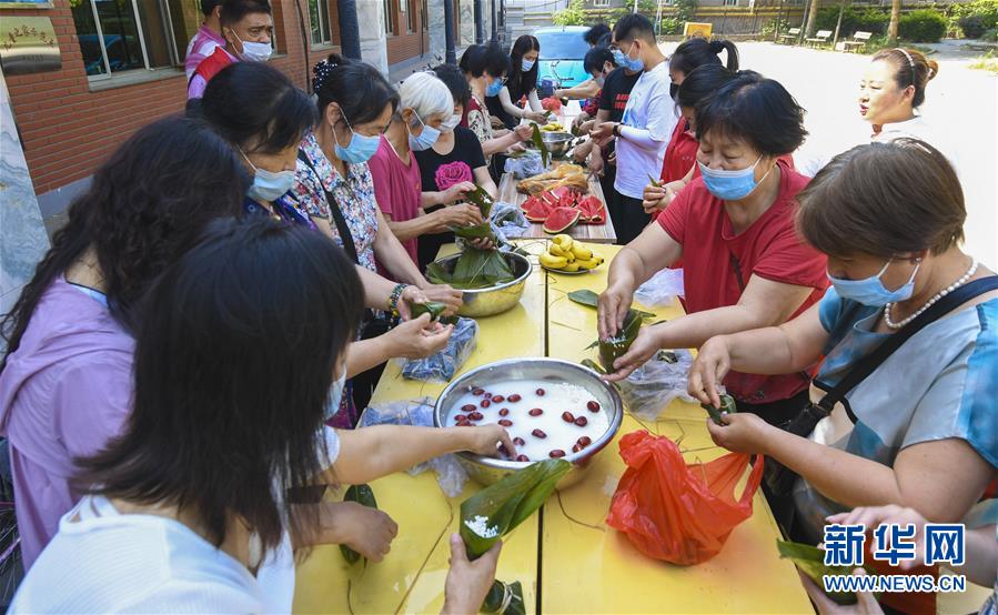 6月22日，志愿者在河北省武強縣迎賓社區(qū)包粽子。 當日，河北省武強縣迎賓社區(qū)聯(lián)合武強縣畫鄉(xiāng)志愿者協(xié)會開展“包粽子 迎端午”活動，傳承傳統(tǒng)文化，增進鄰里感情。 新華社記者 李曉果 攝