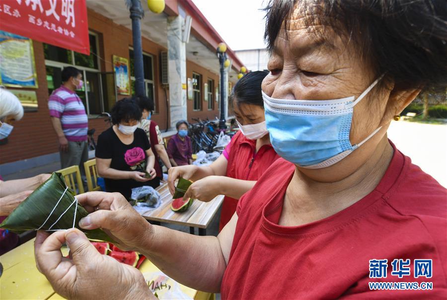 6月22日，志愿者在河北省武強縣迎賓社區(qū)包粽子。 當日，河北省武強縣迎賓社區(qū)聯(lián)合武強縣畫鄉(xiāng)志愿者協(xié)會開展“包粽子 迎端午”活動，傳承傳統(tǒng)文化，增進鄰里感情。 新華社記者 李曉果 攝