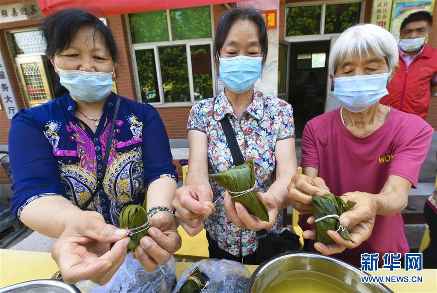 6月22日，志愿者在河北省武強縣迎賓社區(qū)包粽子。 當日，河北省武強縣迎賓社區(qū)聯(lián)合武強縣畫鄉(xiāng)志愿者協(xié)會開展“包粽子 迎端午”活動，傳承傳統(tǒng)文化，增進鄰里感情。 新華社記者 李曉果 攝