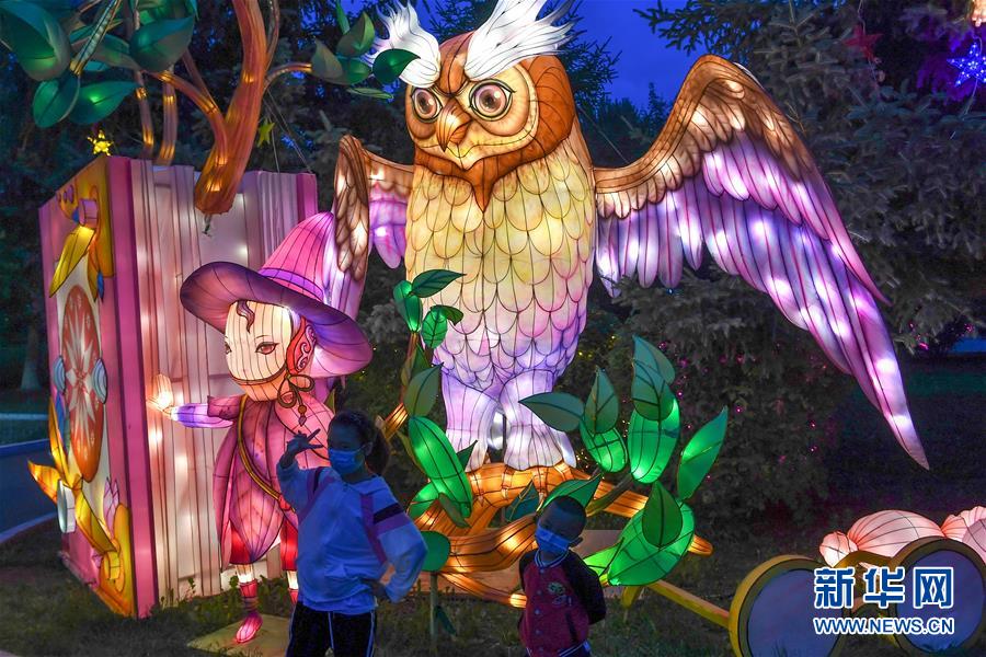 6月26日，游客在消夏燈會(huì)上賞燈游覽。 端午小長假期間，在吉林省長春市長影世紀(jì)城舉辦的“2020長春消夏燈會(huì)”吸引了眾多游客前來觀賞游覽。 新華社記者 張楠 攝