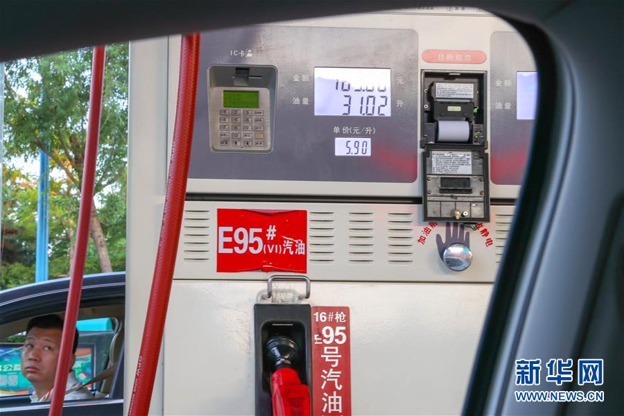 6月28日，車輛在吉林省長春市一處加油站內(nèi)加油。 當日，國家發(fā)展改革委發(fā)布消息，根據(jù)近期國際市場油價變化情況，按照現(xiàn)行成品油價格形成機制，自2020年6月28日24時起，國內(nèi)汽、柴油價格（標準品）每噸分別提高120元和110元。 新華社發(fā)（顏麟蘊攝）