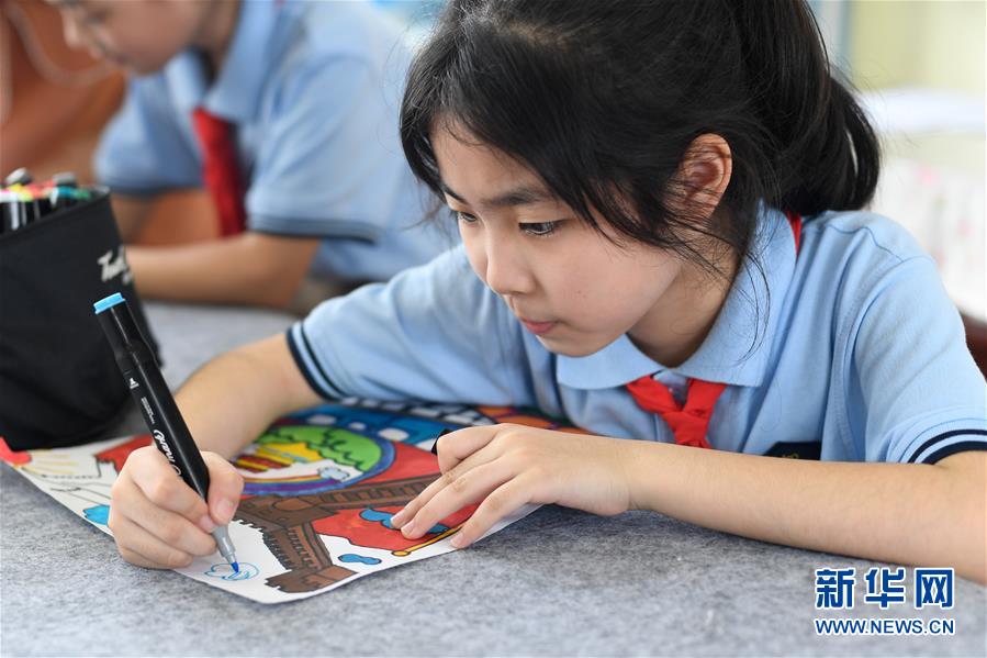 6月28日，吳興區(qū)第一小學(xué)學(xué)生參加“童心向黨”主題繪畫活動(dòng)。 新華社記者黃宗治攝