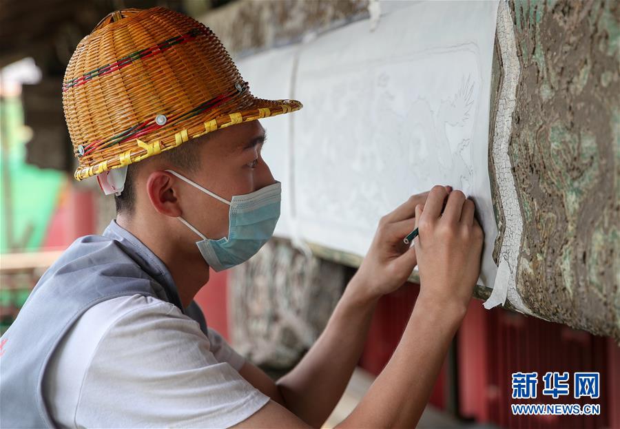 6月30日，工作人員在沈陽故宮進行古建筑油飾彩畫保護修復工作。 近日，沈陽故宮開始進行古建筑油飾彩畫保護修復二期工程，預(yù)計2021年9月下旬竣工。 新華社記者 龍雷 攝