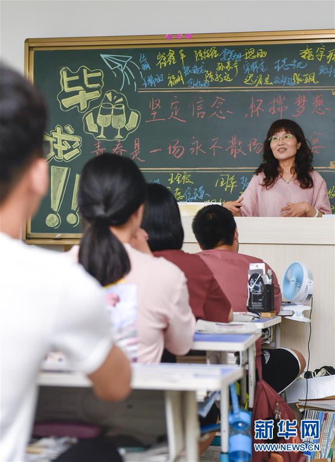 7月6日，吉林省孤兒學(xué)校高三年級班主任吳東輝（后）為學(xué)生進(jìn)行考前輔導(dǎo)。 新華社記者 許暢 攝