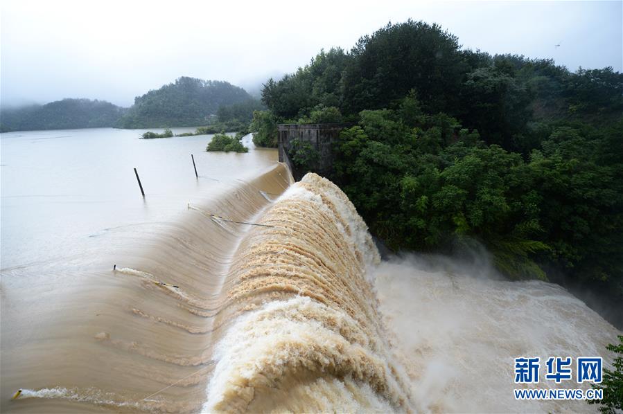這是7月6日拍攝的澧縣太青水庫溢洪道。 近日，湖南省常德市澧縣出現(xiàn)強降雨天氣，造成部分地區(qū)農(nóng)田被淹。 新華社發(fā)（陳振海 攝）