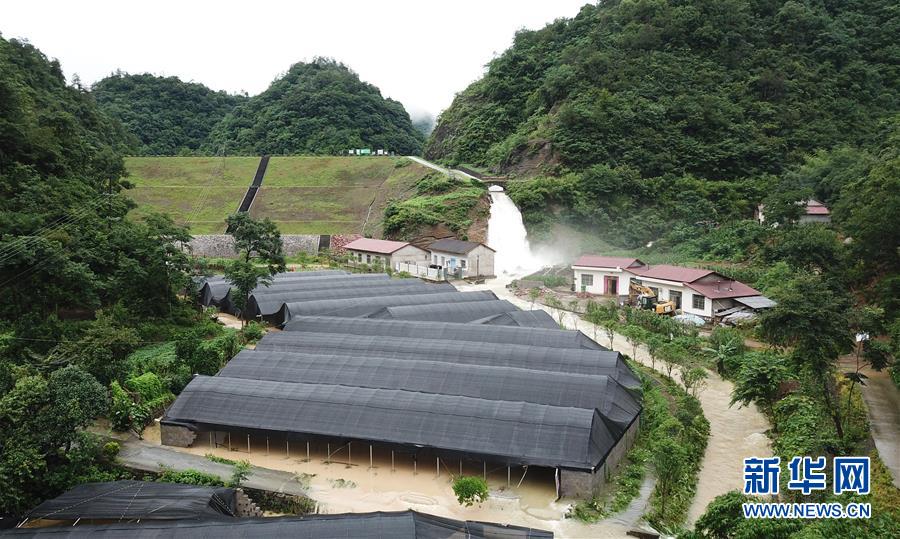 7月6日，在澧縣甘溪灘鎮(zhèn)，一處養(yǎng)殖場遭受洪水侵襲（無人機照片）。 近日，湖南省常德市澧縣出現(xiàn)強降雨天氣，造成部分地區(qū)農(nóng)田被淹。 新華社發(fā)（陳振海 攝）
