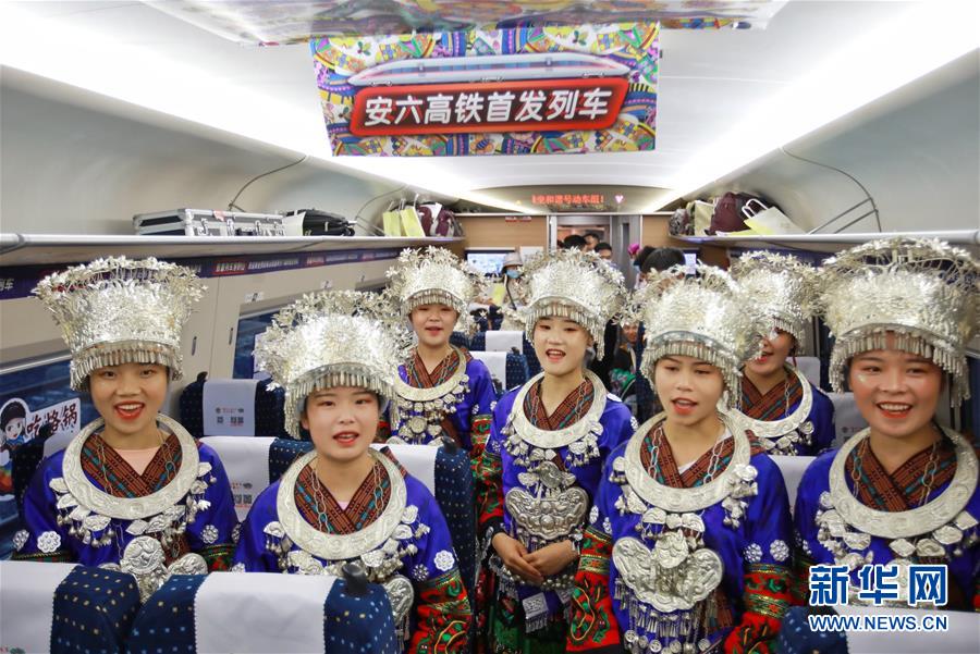7月8日，在六盤水首發(fā)高鐵G2954次列車上，演員為乘客表演節(jié)目。 當(dāng)日，安六高鐵（安順至六盤水）正式開通運營，貴州六盤水市全面接入全國高鐵網(wǎng)。 新華社記者 劉續(xù) 攝