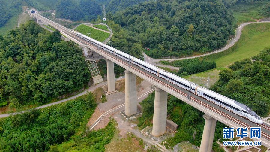 7月7日，一輛試驗動車組駛過安六高鐵彭家沖一號大橋（無人機照片）。 7月8日，安六高鐵（安順至六盤水）正式開通運營，貴州六盤水市全面接入全國高鐵網(wǎng)。 新華社記者 劉續(xù) 攝