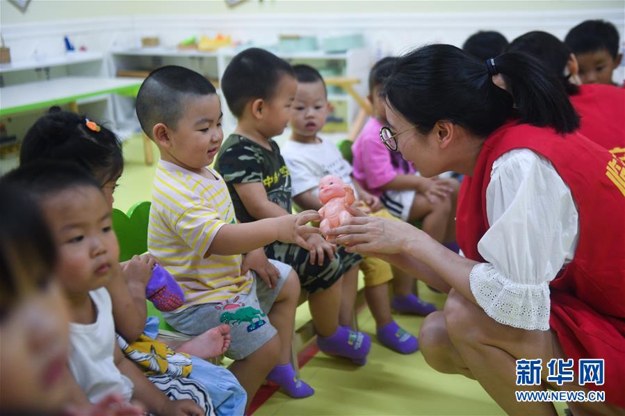7月9日，在杭州市臨安區(qū)一幼兒園的暑托班，錦城街道勝利社區(qū)的青年社工通過玩游戲的方式向小朋友普及日常安全知識。新華社記者 徐昱 攝