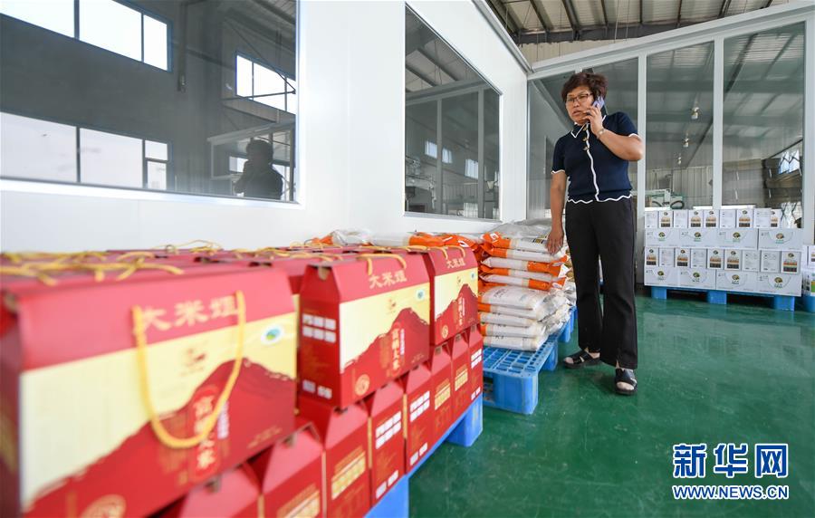 7月9日，管延麗在包裝車(chē)間聯(lián)系客戶(hù)。新華社記者 林宏 攝