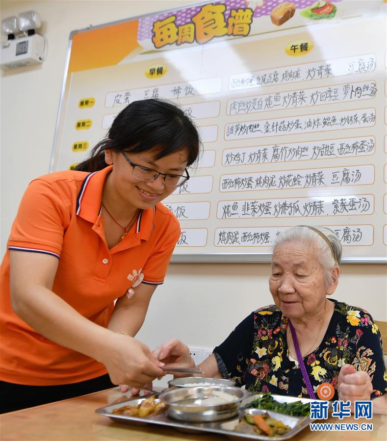 7月15日，在福州市鼓東街道開元社區(qū)金太陽社區(qū)養(yǎng)老服務(wù)中心餐廳，居住在這里的老人準備用餐。 近年來，福建省將居家養(yǎng)老服務(wù)列入為民辦實事項目，構(gòu)建多層次、智能化的養(yǎng)老服務(wù)體系，出臺一系列惠及老年人的政策，人民群眾特別是老年人的幸福感、獲得感不斷增強。 新華社記者 魏培全 攝