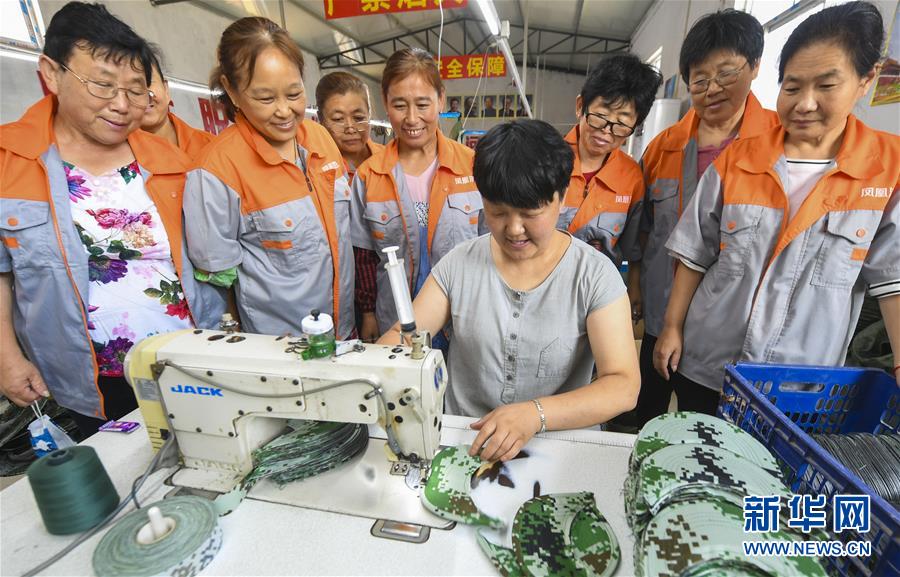 7月16日，在河北省深州市高古莊鎮(zhèn)鳳凰池村扶貧車間，馬京娜示范縫紉技藝。 馬京娜是河北省深州市高古莊鎮(zhèn)鳳凰池村的致富能手。在市、鄉(xiāng)、村各級(jí)部門的大力支持下，馬京娜創(chuàng)辦扶貧車間，為建檔立卡貧困戶設(shè)立崗位，帶領(lǐng)貧困戶脫貧增收。目前，馬京娜的扶貧車間提供就業(yè)崗位30多個(gè)。 新華社記者 李曉果 攝