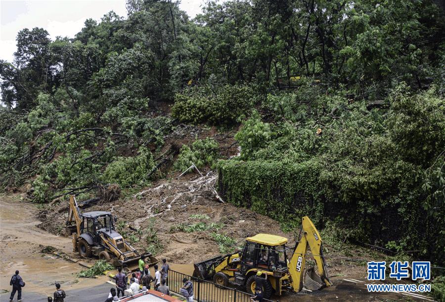 8月6日，在印度孟買，暴風(fēng)雨引發(fā)的滑坡阻斷道路交通。 連日來，孟買遭遇暴風(fēng)雨襲擊。 新華社發(fā)