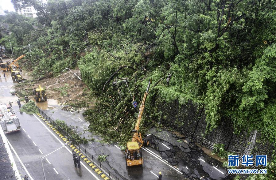 8月6日，在印度孟買，暴風(fēng)雨引發(fā)的滑坡阻斷道路交通。 連日來，孟買遭遇暴風(fēng)雨襲擊。 新華社發(fā)