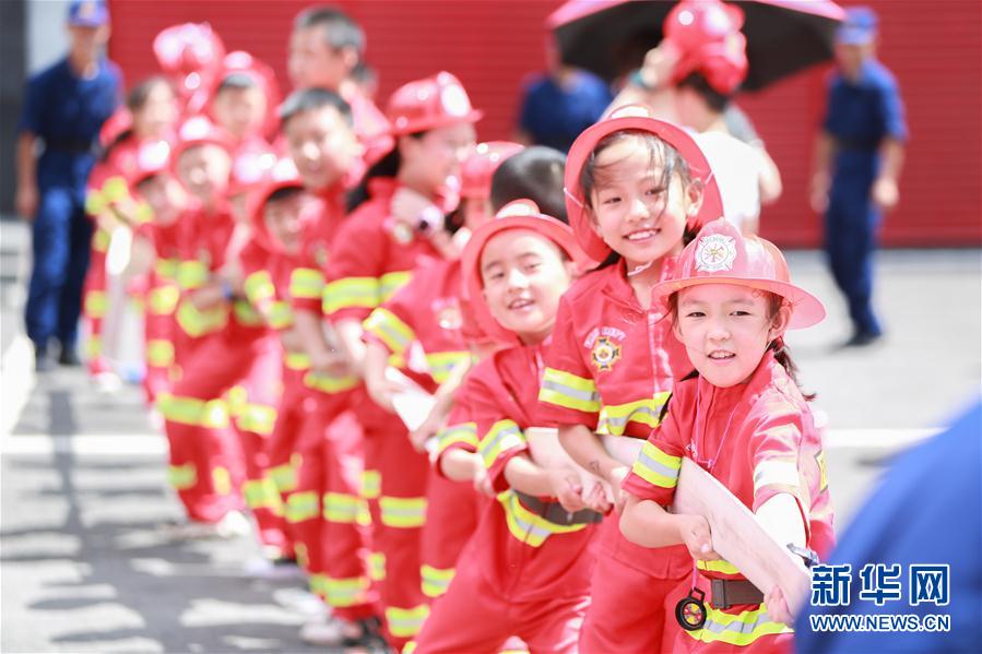 8月6日，學(xué)生在畢節(jié)市消防救援支隊碧陽大道特勤站參加趣味拔河。 新華社發(fā)（陳曦 攝）