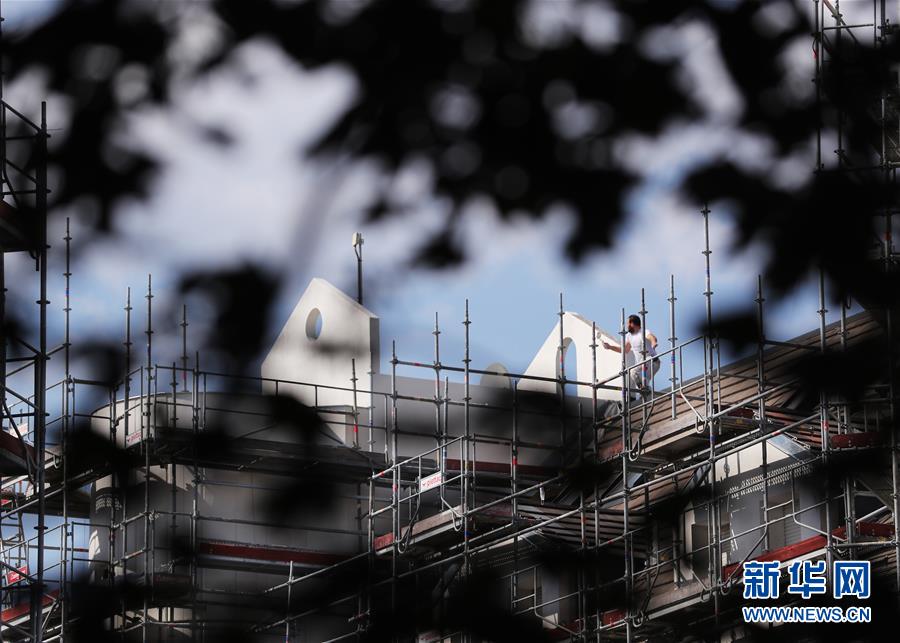 8月8日，一名工人在法國巴黎附近的克里希一處建筑工地忙碌。 法國國家統(tǒng)計(jì)和經(jīng)濟(jì)研究所初步數(shù)據(jù)顯示，今年第二季度，法國國內(nèi)生產(chǎn)總值環(huán)比萎縮13.8%，創(chuàng)下1949年以來最大季度環(huán)比降幅。數(shù)據(jù)顯示，法國第二季度國內(nèi)生產(chǎn)總值同比下滑19%。 新華社記者 高靜 攝