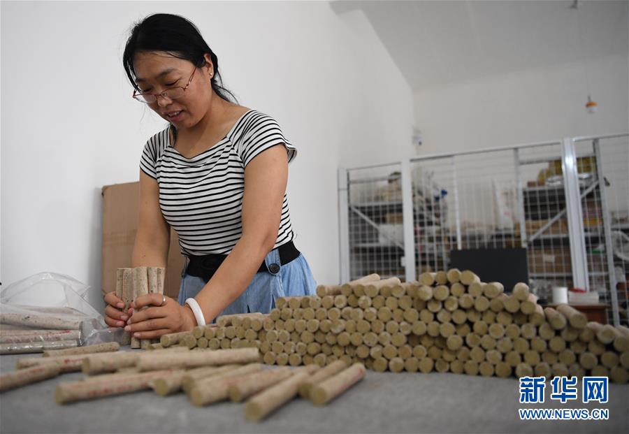 8月12日，衡水市冀州區(qū)石與木艾草文化園員工在整理生產(chǎn)的艾條。 近年來，河北省衡水市冀州區(qū)石與木艾草文化園充分挖掘中醫(yī)藥資源，打造集艾草種植、古法制艾、艾草文創(chuàng)、經(jīng)營銷售等為一體的多元化、綜合性艾文化產(chǎn)業(yè)，生產(chǎn)艾條、艾絨、艾葉包等十余種艾草產(chǎn)品，帶動農(nóng)戶實(shí)現(xiàn)增收。 新華社記者 朱旭東 攝