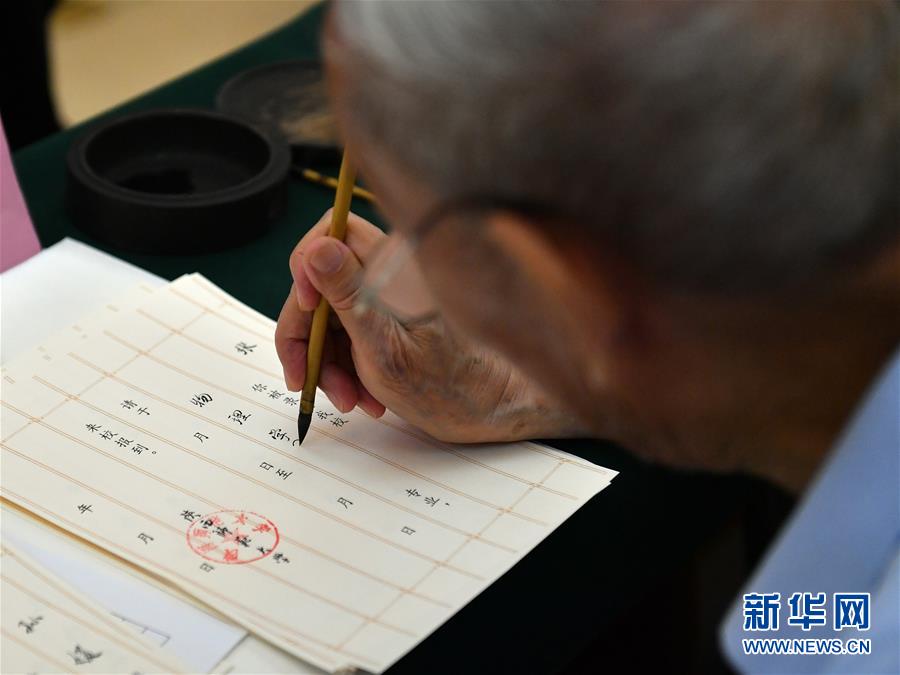 8月13日，陜西師范大學(xué)退休教師符有堂書寫錄取通知書。 當(dāng)日，陜西師范大學(xué)2020年手寫錄取通知書正式開筆。該校自2007年起采用毛筆書寫錄取通知書的方式，為新生傳遞佳音。今年，學(xué)校十余位退休教師、在職教師、校友代表等書法愛好者將為約4500名新錄取的本科生送上帶著墨香的大學(xué)錄取通知書。 新華社記者 張博文 攝