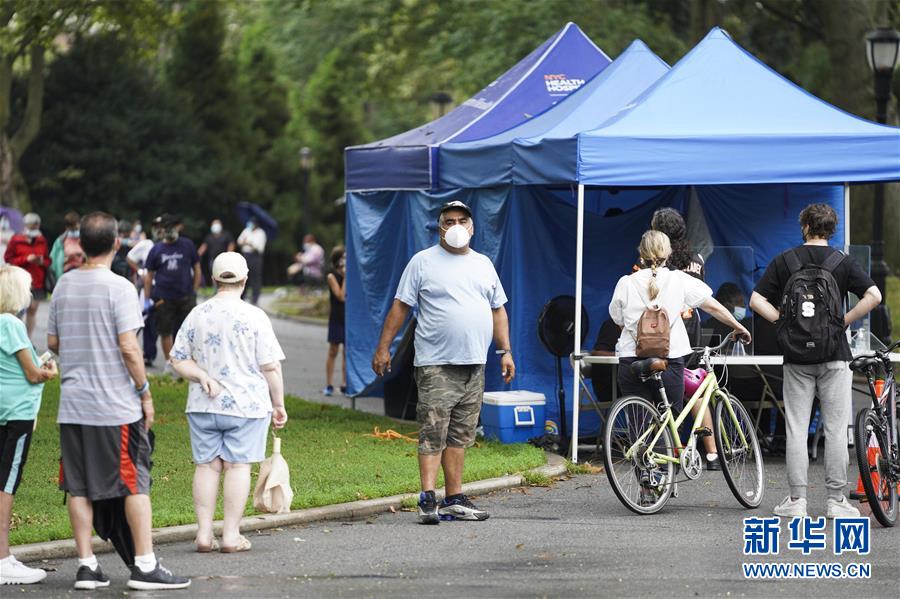 8月13日，在美國紐約日落公園，人們在一處臨時新冠病毒檢測點排隊等待檢測。 紐約市長德布拉西奧12日表示，由于近期紐約布魯克林日落公園地區(qū)的新冠病毒檢測陽性率明顯高于紐約市平均水平，市政府將加強對該地區(qū)的新冠病毒檢測力度。過去兩周該地區(qū)超過3300名居民的檢測結(jié)果顯示，該地區(qū)的檢測陽性率超過6%，遠遠高于紐約市約1%的平均水平。 新華社記者 王迎 攝