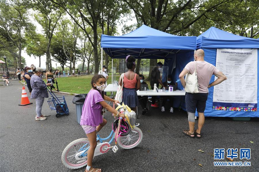 8月13日，在美國紐約日落公園，人們在一處臨時新冠病毒檢測點排隊等待檢測。 紐約市長德布拉西奧12日表示，由于近期紐約布魯克林日落公園地區(qū)的新冠病毒檢測陽性率明顯高于紐約市平均水平，市政府將加強對該地區(qū)的新冠病毒檢測力度。過去兩周該地區(qū)超過3300名居民的檢測結(jié)果顯示，該地區(qū)的檢測陽性率超過6%，遠遠高于紐約市約1%的平均水平。 新華社記者 王迎 攝
