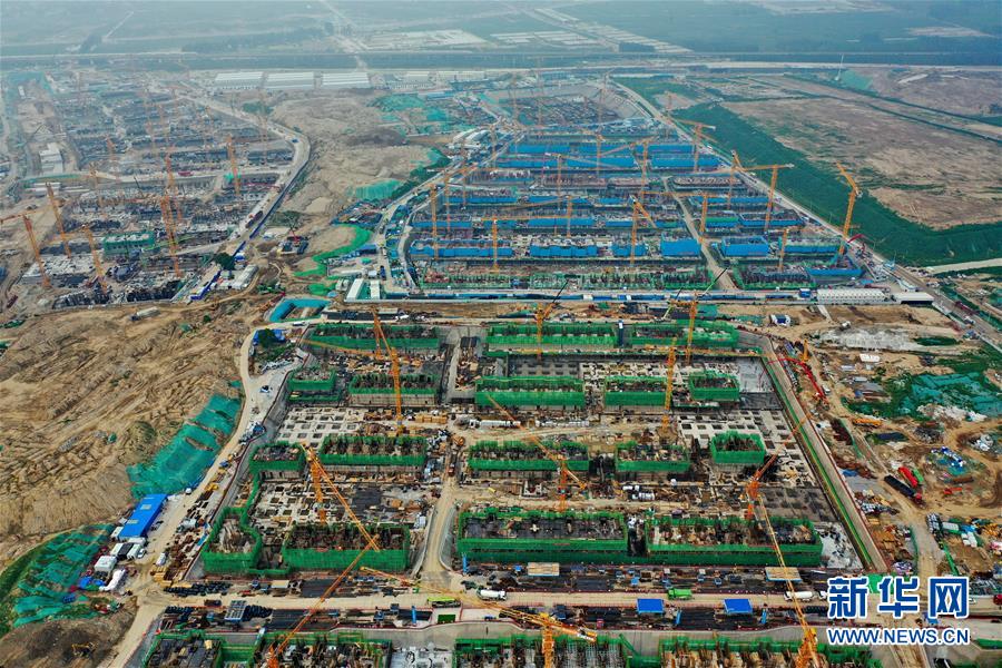 這是8月11日拍攝的雄安新區(qū)容東片區(qū)建設現(xiàn)場（無人機照片）。 記者從河北雄安新區(qū)管委會了解到，雄安新區(qū)2020年謀劃提出百余個重點建設項目，截至7月底，近70個項目已主體開工或配套輔助設施工程開工。 新華社記者 牟宇 攝