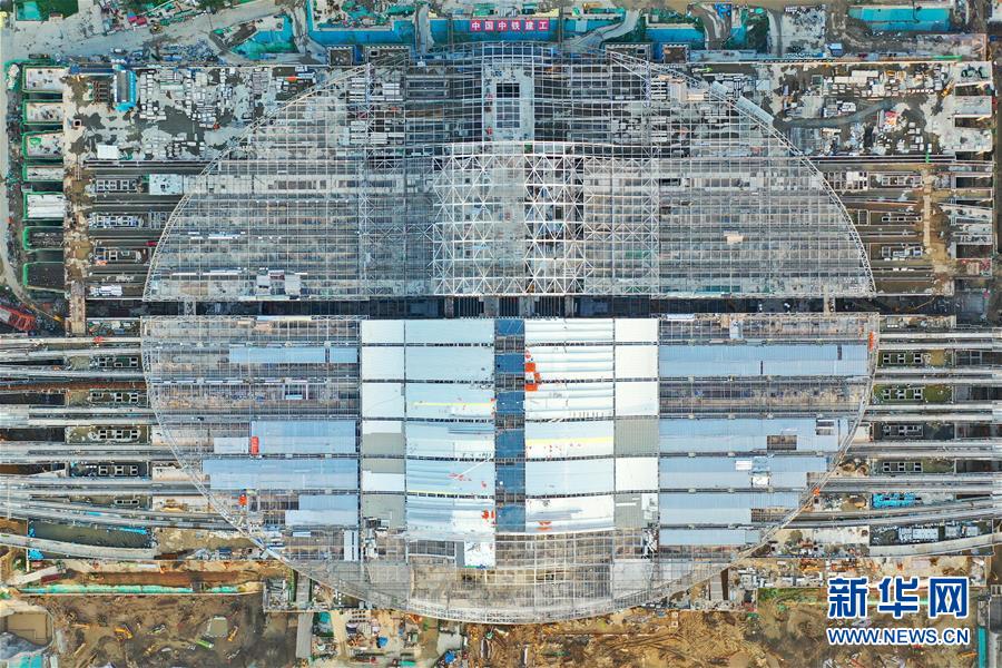 這是8月13日拍攝的京雄城際鐵路雄安站施工現(xiàn)場（無人機照片）。 記者從河北雄安新區(qū)管委會了解到，雄安新區(qū)2020年謀劃提出百余個重點建設項目，截至7月底，近70個項目已主體開工或配套輔助設施工程開工。 新華社記者 牟宇 攝