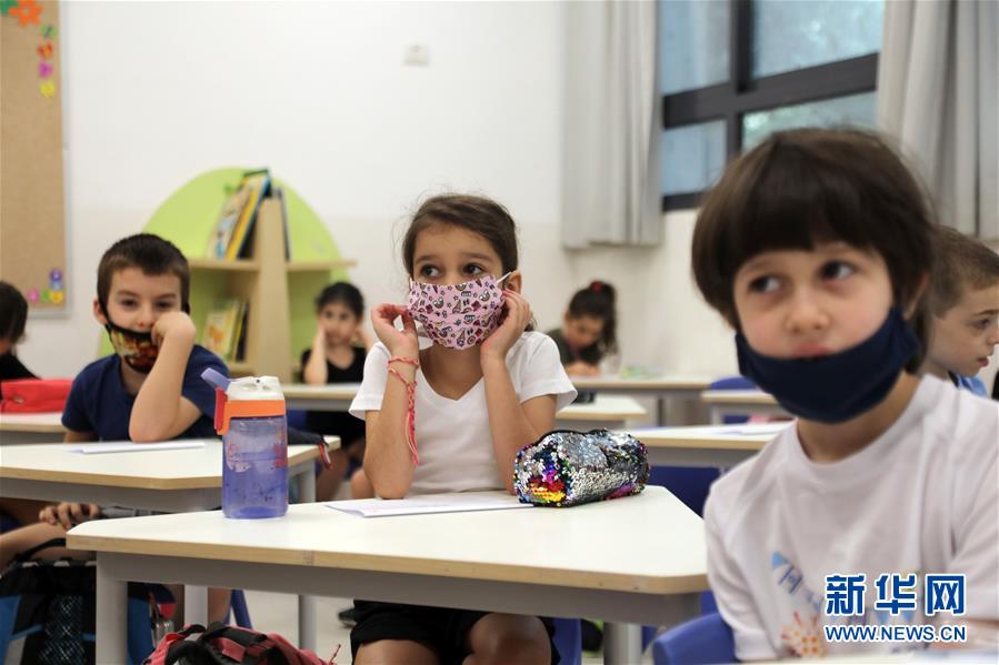 這是9月1日在以色列中部城市特拉維夫一所小學(xué)的教室內(nèi)拍攝的佩戴口罩的學(xué)生。 以色列中小學(xué)的新學(xué)年于9月1日開始，低年級（1至4年級）進(jìn)行小班教學(xué)，中高年級（5至12年級）則主要是遠(yuǎn)程在線學(xué)習(xí)。 新華社/基尼圖片社