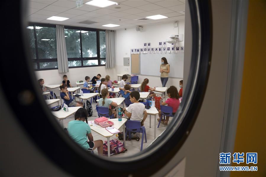 9月1日，在以色列中部城市特拉維夫一所小學(xué)，學(xué)生在教室內(nèi)上課。 以色列中小學(xué)的新學(xué)年于9月1日開始，低年級（1至4年級）進(jìn)行小班教學(xué)，中高年級（5至12年級）則主要是遠(yuǎn)程在線學(xué)習(xí)。 新華社/基尼圖片社