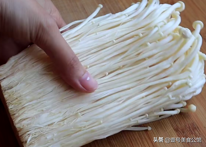 金針菇的美味新吃法，香辣酥脆，鮮香營(yíng)養(yǎng)，不錯(cuò)的居家美食