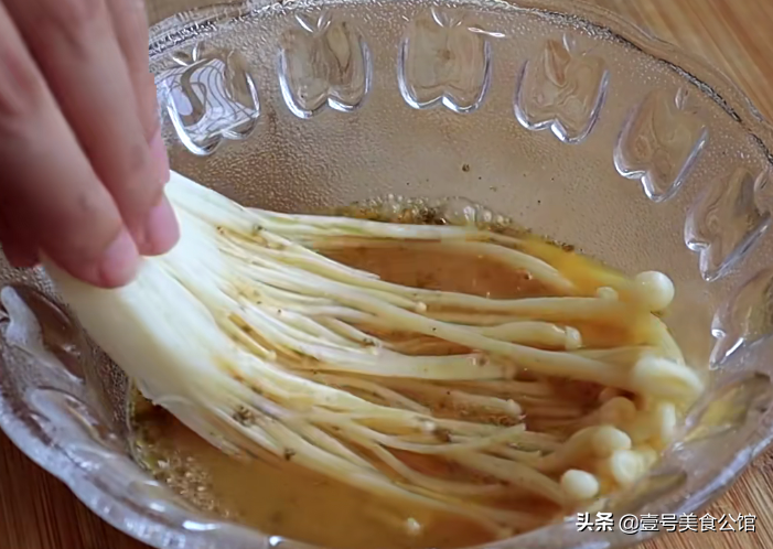 金針菇的美味新吃法，香辣酥脆，鮮香營(yíng)養(yǎng)，不錯(cuò)的居家美食