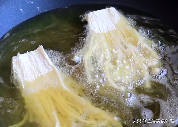 金針菇的美味新吃法，香辣酥脆，鮮香營(yíng)養(yǎng)，不錯(cuò)的居家美食
