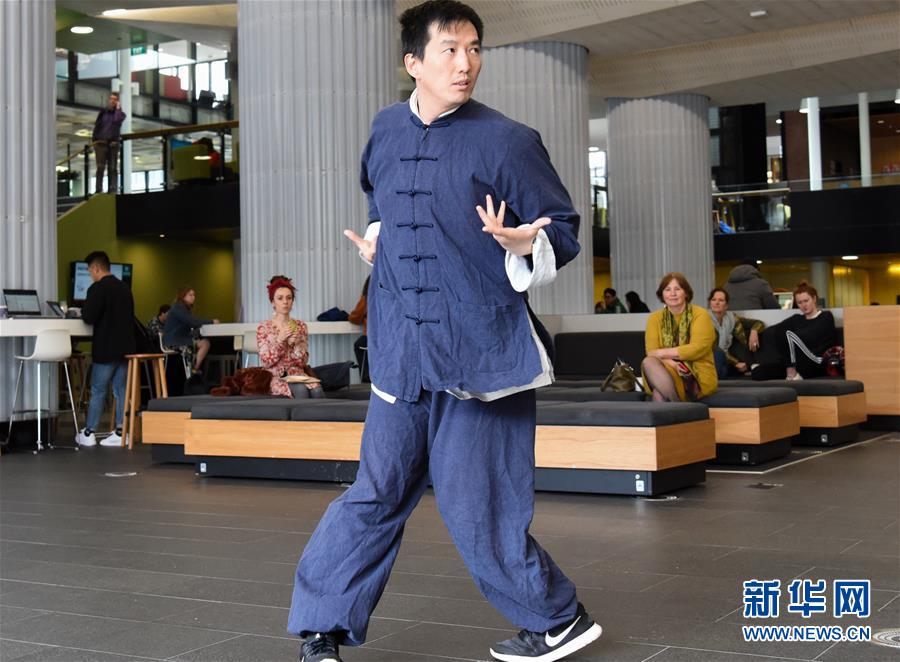 9月22日，孔子學(xué)院武術(shù)專職教師孟繁曉在新西蘭惠靈頓維多利亞大學(xué)圖書館做武術(shù)展示。 新華社記者 郭磊 攝