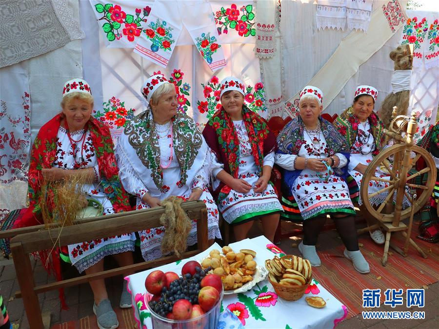 9月26日，在白俄羅斯首都明斯克郊區(qū)，人們身著民族服飾參加農(nóng)業(yè)展銷(xiāo)節(jié)。 隨著當(dāng)?shù)厍锸盏幕窘Y(jié)束，白俄羅斯各地相繼舉辦農(nóng)業(yè)展銷(xiāo)節(jié)等活動(dòng)，歡慶秋收。 新華社發(fā)（任科夫攝）