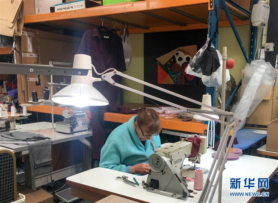 9月8日，在新西蘭奧克蘭的一家服裝廠，工作人員制作布藝口罩。新華社發(fā)（陳正安攝）