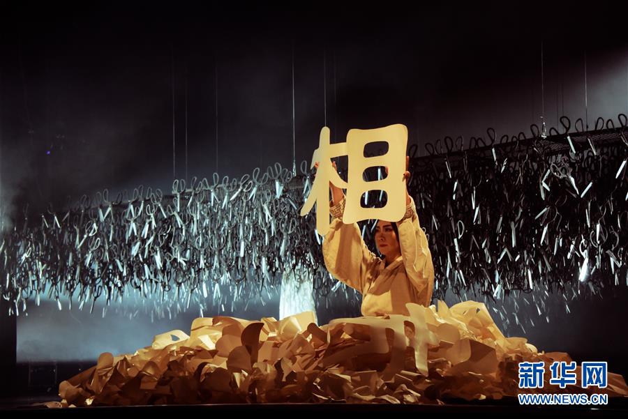 舞劇《十面埋伏》在天津大禮堂的演出現(xiàn)場(chǎng)（10月5日攝）。 10月5日和7日，著名舞蹈家楊麗萍攜舞劇作品《十面埋伏》亮相天津大禮堂，連演三場(chǎng)，受到現(xiàn)場(chǎng)觀(guān)眾的熱烈歡迎。 新華社記者 周潤(rùn)健 攝
