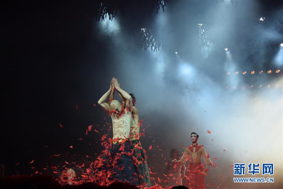 舞劇《十面埋伏》在天津大禮堂的演出現(xiàn)場(chǎng)（10月5日攝）。 10月5日和7日，著名舞蹈家楊麗萍攜舞劇作品《十面埋伏》亮相天津大禮堂，連演三場(chǎng)，受到現(xiàn)場(chǎng)觀(guān)眾的熱烈歡迎。 新華社記者 周潤(rùn)健 攝