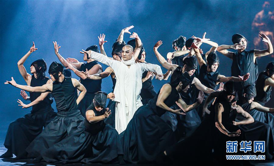 舞劇《十面埋伏》在天津大禮堂的演出現(xiàn)場(chǎng)（10月5日攝）。 10月5日和7日，著名舞蹈家楊麗萍攜舞劇作品《十面埋伏》亮相天津大禮堂，連演三場(chǎng)，受到現(xiàn)場(chǎng)觀(guān)眾的熱烈歡迎。 新華社記者 周潤(rùn)健 攝