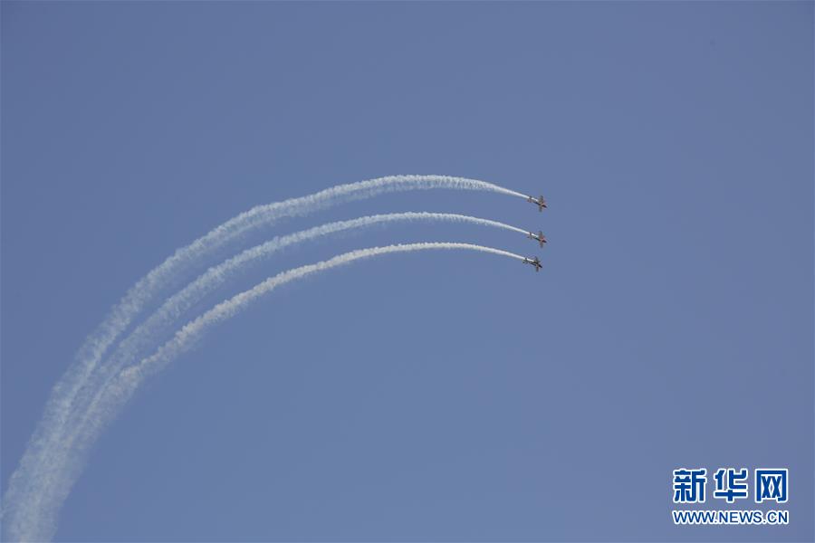 10月10日，在美國休斯敦航空展上，老式飛機(jī)進(jìn)行模擬情景表演。 一年一度的休斯敦航空展10日至11日在休斯敦埃靈頓機(jī)場(chǎng)舉行。受新冠疫情影響，主辦方除了強(qiáng)調(diào)戴口罩和保持距離外，還改變了觀看方式。觀眾駕車進(jìn)入觀看場(chǎng)地，車與車之間需要保持距離，不允許觀眾隨意走動(dòng)。 新華社發(fā)（勞承躍攝）