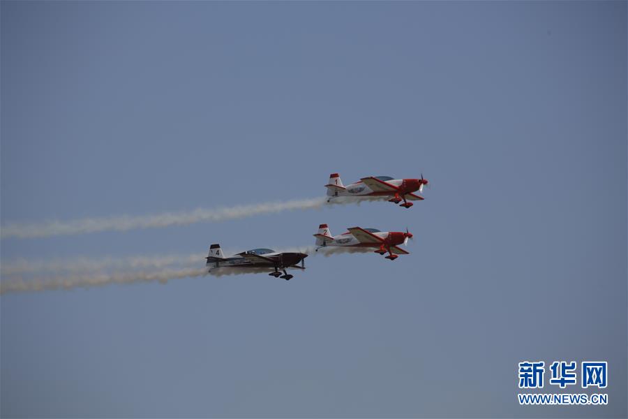 10月10日，在美國休斯敦航空展上，老式飛機(jī)進(jìn)行模擬情景表演。 一年一度的休斯敦航空展10日至11日在休斯敦埃靈頓機(jī)場(chǎng)舉行。受新冠疫情影響，主辦方除了強(qiáng)調(diào)戴口罩和保持距離外，還改變了觀看方式。觀眾駕車進(jìn)入觀看場(chǎng)地，車與車之間需要保持距離，不允許觀眾隨意走動(dòng)。 新華社發(fā)（勞承躍攝）