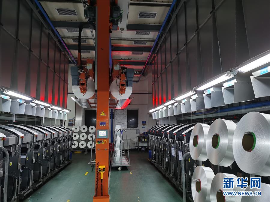 福建景豐科技有限公司紡絲車間中的“天車”智能化運輸設(shè)備（9月27日攝）。新華社記者 秦宏 攝