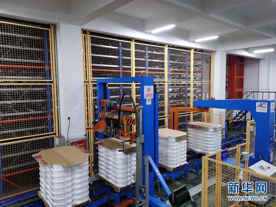 福建景豐科技有限公司車間內(nèi)的錦綸絲產(chǎn)品智能化包裝設(shè)備（9月27日攝）。新華社記者 秦宏 攝