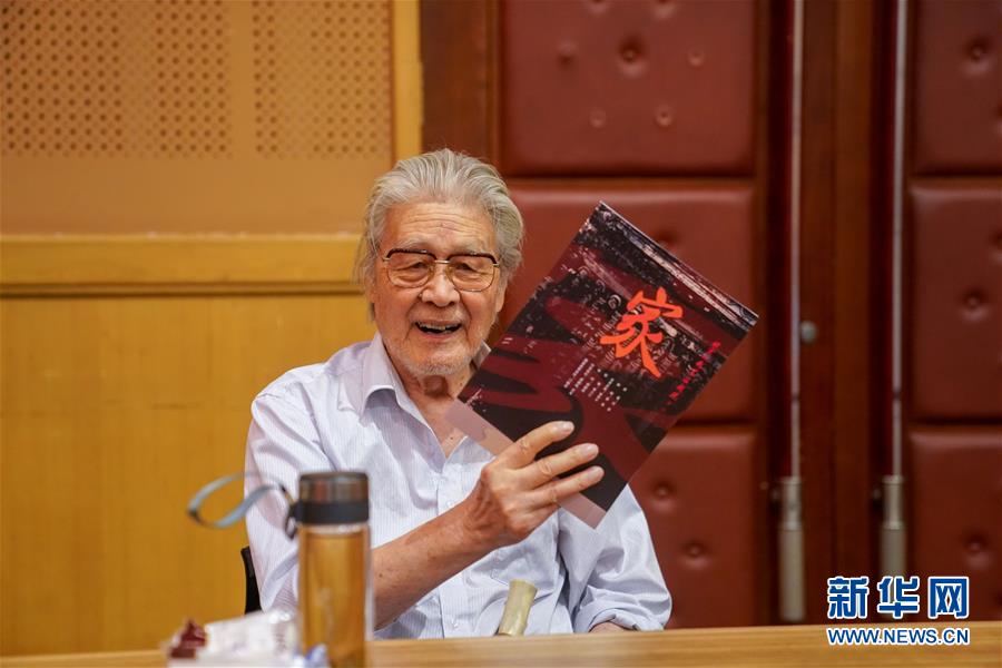 藍天野在北京人藝排練廳拿著話劇《家》的劇本（9月18日攝）。 為紀念曹禺先生誕辰110周年，北京人民藝術(shù)劇院話劇《家》于2020年10月15日至10月25日在首都劇場上演，老藝術(shù)家藍天野93歲高齡登臺，扮演馮樂山。 新華社發(fā)（史春陽 攝）