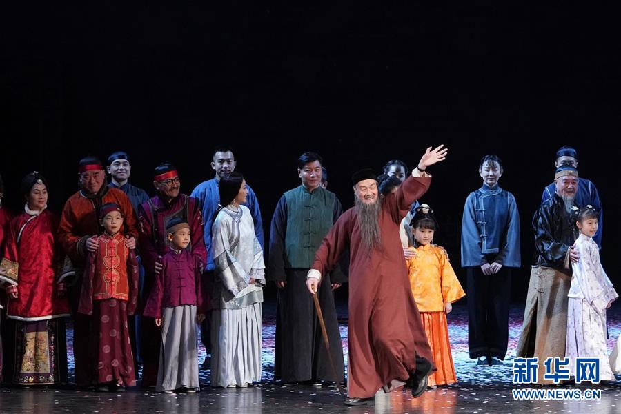 藍天野（前）在北京人藝話劇《家》首演結(jié)束后謝幕（10月15日攝）。 為紀念曹禺先生誕辰110周年，北京人民藝術(shù)劇院話劇《家》于2020年10月15日至10月25日在首都劇場上演，老藝術(shù)家藍天野93歲高齡登臺，扮演馮樂山。 新華社發(fā)（史春陽 攝）