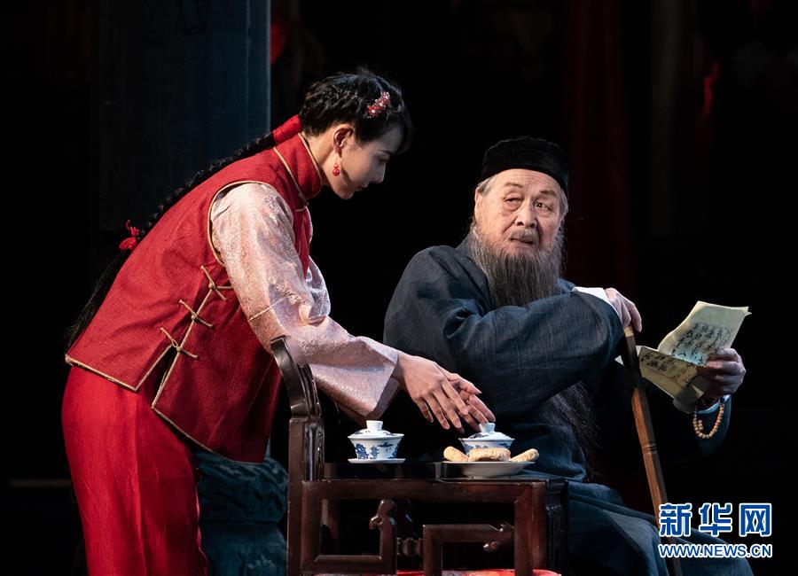 藍天野（右）參加北京人藝話劇《家》帶妝彩排（10月14日攝）。 為紀念曹禺先生誕辰110周年，北京人民藝術(shù)劇院話劇《家》于2020年10月15日至10月25日在首都劇場上演，老藝術(shù)家藍天野93歲高齡登臺，扮演馮樂山。 新華社發(fā)（史春陽 攝）