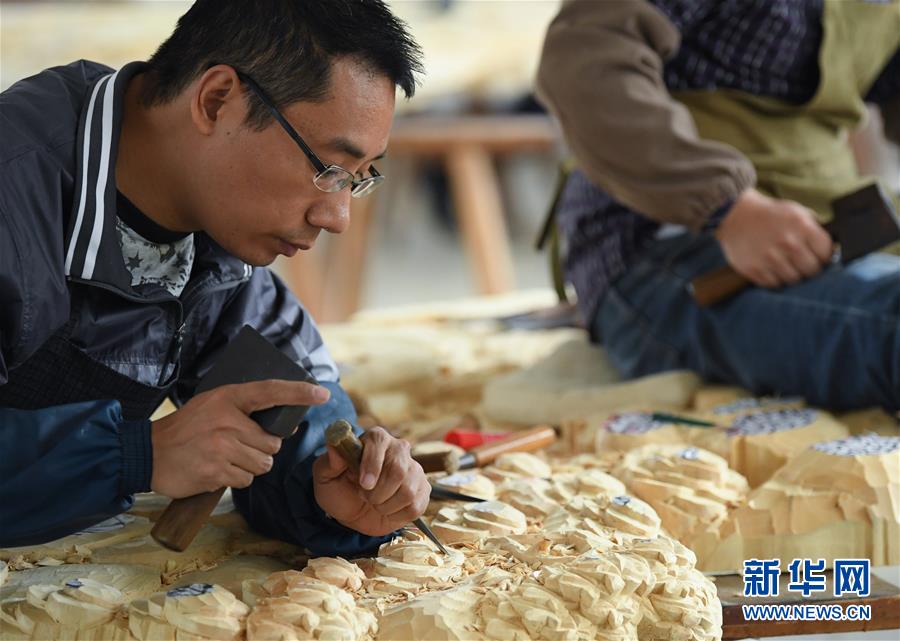 工作人員在亞太地區(qū)手工藝大師、中國工藝美術(shù)大師陸光正的創(chuàng)作室內(nèi)雕刻作品（10月19日攝）。 新華社記者 翁忻旸 攝