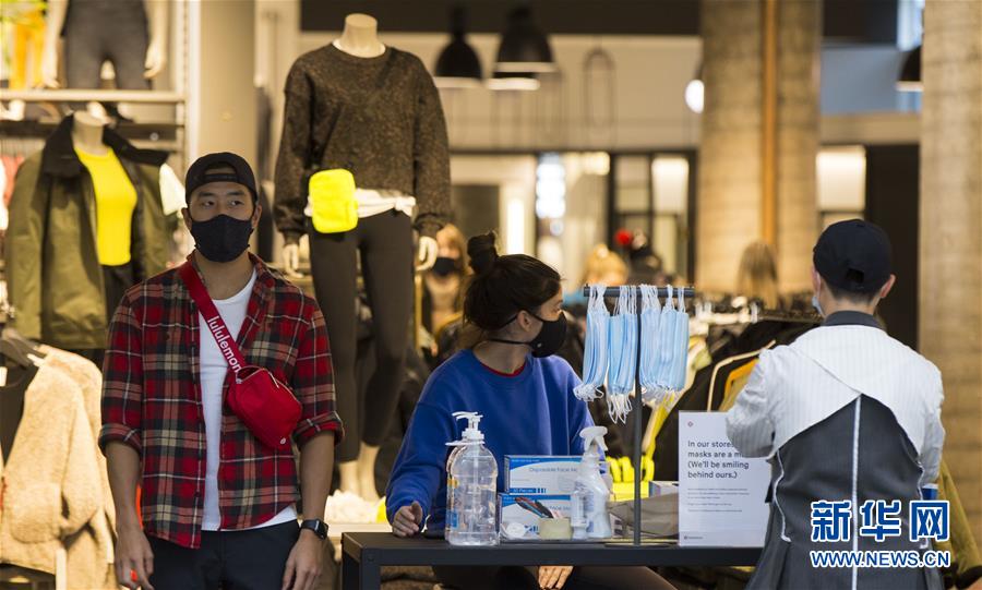 10月27日，在加拿大多倫多，個(gè)人防護(hù)用品擺放在一家商店的入口處。新華社發(fā)（鄒崢攝）