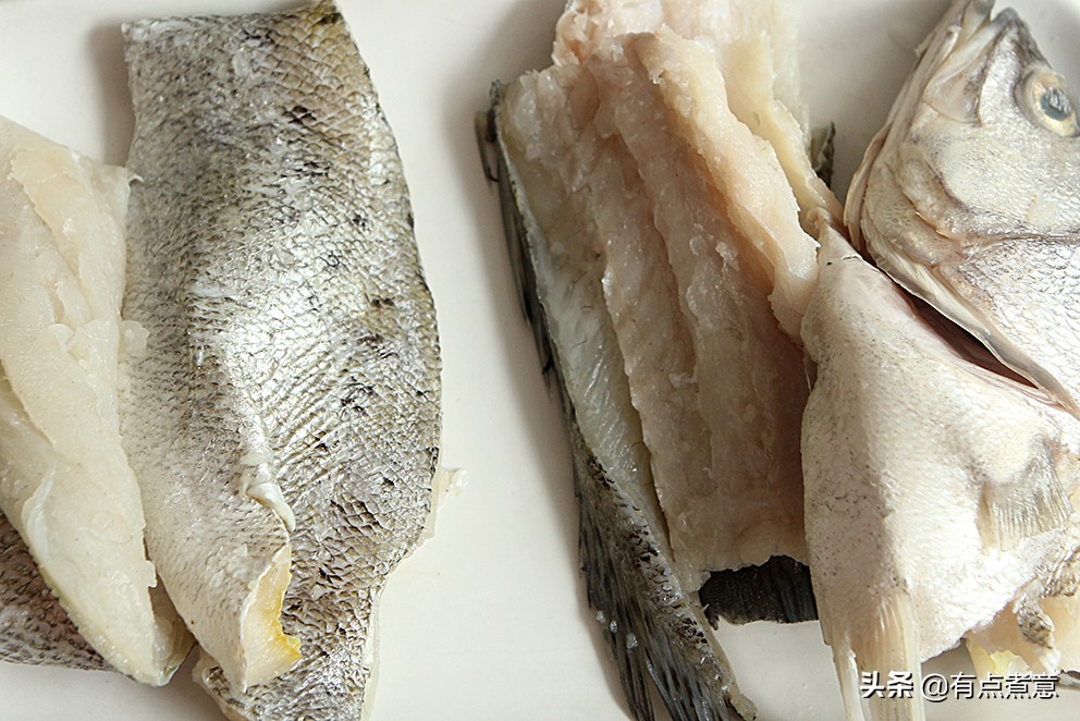 買魚時(shí)，學(xué)會(huì)這5個(gè)挑選技巧，專挑新鮮的，魚販子都夸你是行家