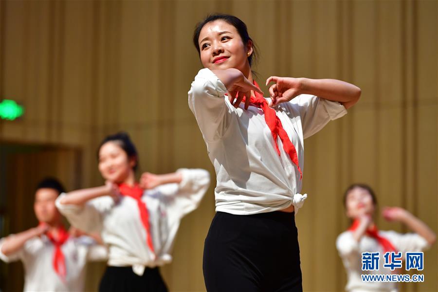 10月29日，舞蹈教師在結業(yè)展示上表演。 當日，由中國舞蹈家協(xié)會和甘肅省舞蹈家協(xié)會共同主辦的2020全國中小學舞蹈教師培優(yōu)計劃（甘肅站）結業(yè)展示在蘭州市第十四中學舉行，來自甘肅省內(nèi)各地的50位中小學舞蹈教師在為期10天的培訓中，系統(tǒng)學習了舞蹈理論知識、提升了舞蹈專業(yè)能力和教學方法。計劃旨在進一步加強中小學舞蹈教學師資水平和中小學生舞蹈素養(yǎng)。 新華社記者 陳斌 攝
