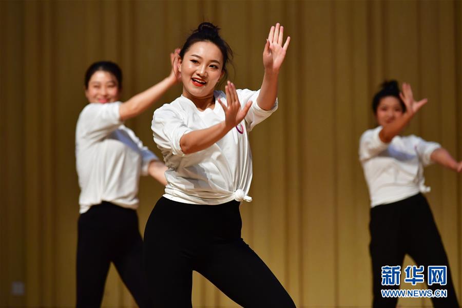 10月29日，舞蹈教師在結業(yè)展示上表演。 當日，由中國舞蹈家協(xié)會和甘肅省舞蹈家協(xié)會共同主辦的2020全國中小學舞蹈教師培優(yōu)計劃（甘肅站）結業(yè)展示在蘭州市第十四中學舉行，來自甘肅省內(nèi)各地的50位中小學舞蹈教師在為期10天的培訓中，系統(tǒng)學習了舞蹈理論知識、提升了舞蹈專業(yè)能力和教學方法。計劃旨在進一步加強中小學舞蹈教學師資水平和中小學生舞蹈素養(yǎng)。 新華社記者 陳斌 攝
