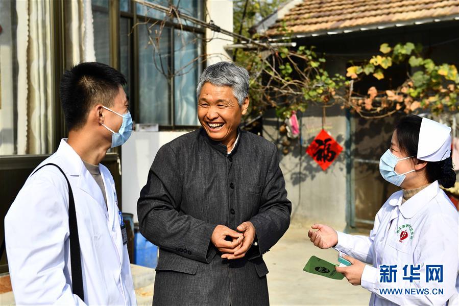 10月29日，在棗莊市臺兒莊區(qū)澗頭集鎮(zhèn)旺莊村，澗頭集鎮(zhèn)中心衛(wèi)生院家庭醫(yī)生囑咐村民王明洋要按時吃降壓藥。 2020年9月，山東省棗莊市臺兒莊區(qū)實施高血壓、糖尿病“兩病”醫(yī)保報銷政策下沉，將醫(yī)保報銷由鎮(zhèn)級衛(wèi)生院延伸到村級衛(wèi)生室，并組織家庭醫(yī)生為行動不便的“兩病”群眾送醫(yī)送藥，讓群眾在家門口就享受到醫(yī)改政策紅利。 新華社記者 郭緒雷 攝